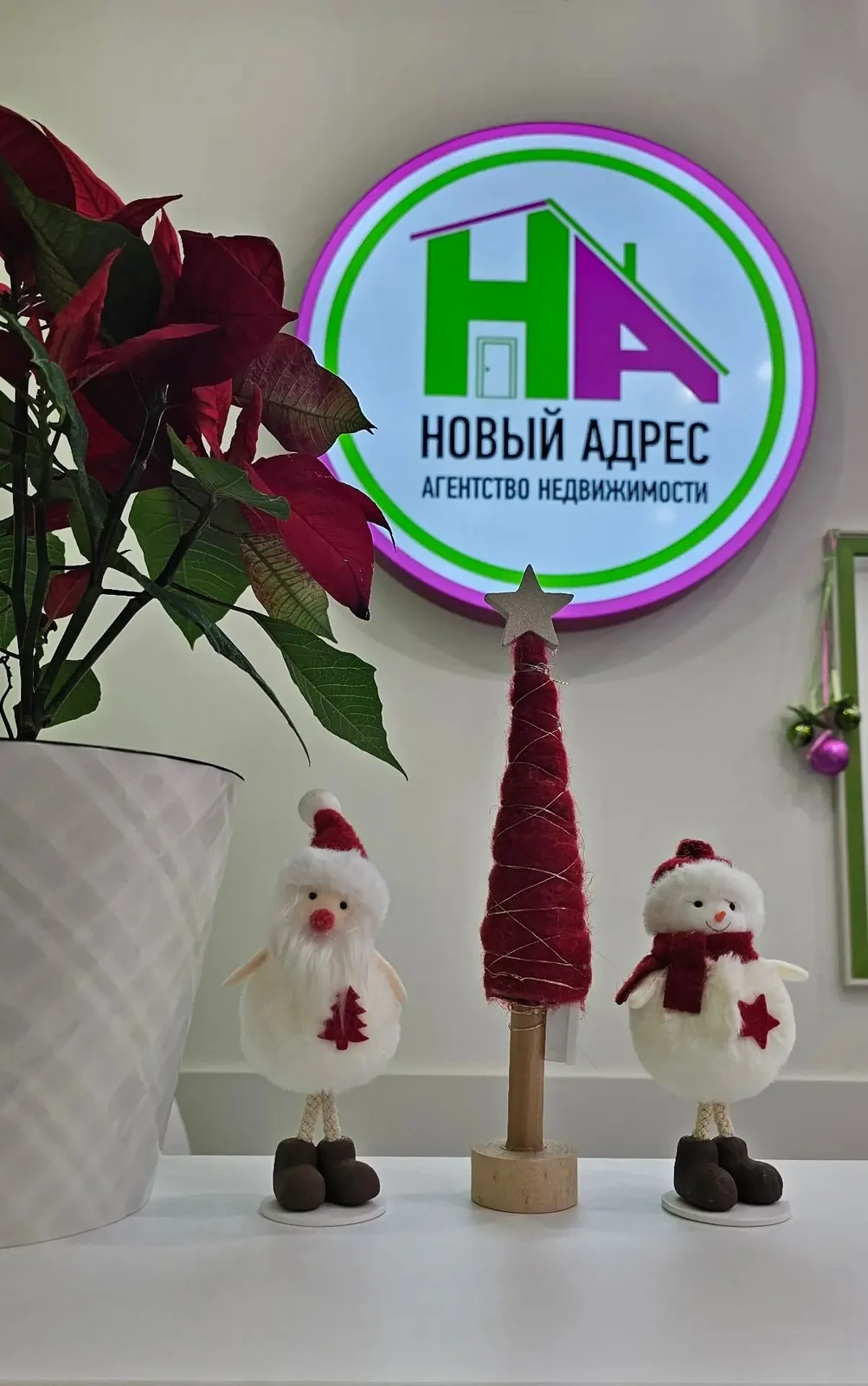 Световая вывеска «Новый Адрес» в офисе